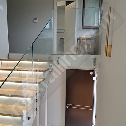 Стъклен парапет по стълби с дистанционер